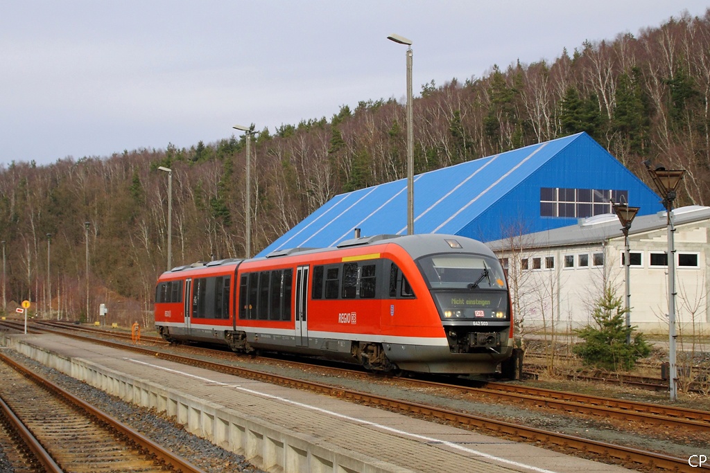 In Zeulenroda unt Bf wartet 642 003 auf die R�ckfahrt Richtung Gera. (12.02.2011)