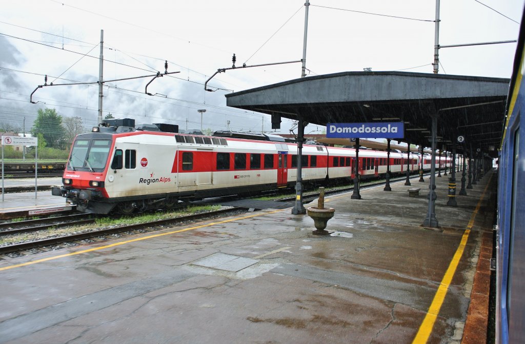 In Zusammenhang mit dem 10 Jahr Jubilum von RegionAlps verkehrte unter dem Motto  Excursion au March de Domodossola  ein Extrazug von Monthey nach Domodossola und zurck. Eingesetzt wurden zwei dreiteilige Domoinos, Pendel 13 und 08. Domodossola, 20.04.2013.
