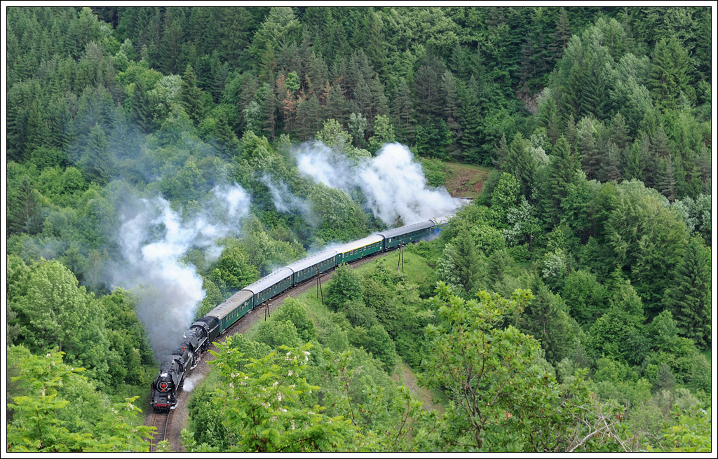 In Zvolen kam dann am 1.6.2012  475 179 an die Spitze und 475 196 fungierte als Zuglok. Die Aufnahme zeigt den ab Zvolen als Os 31208 verkehrenden Sonderzug retour nach Vrtky kurz vor dem Bahnhof Kremnica.
