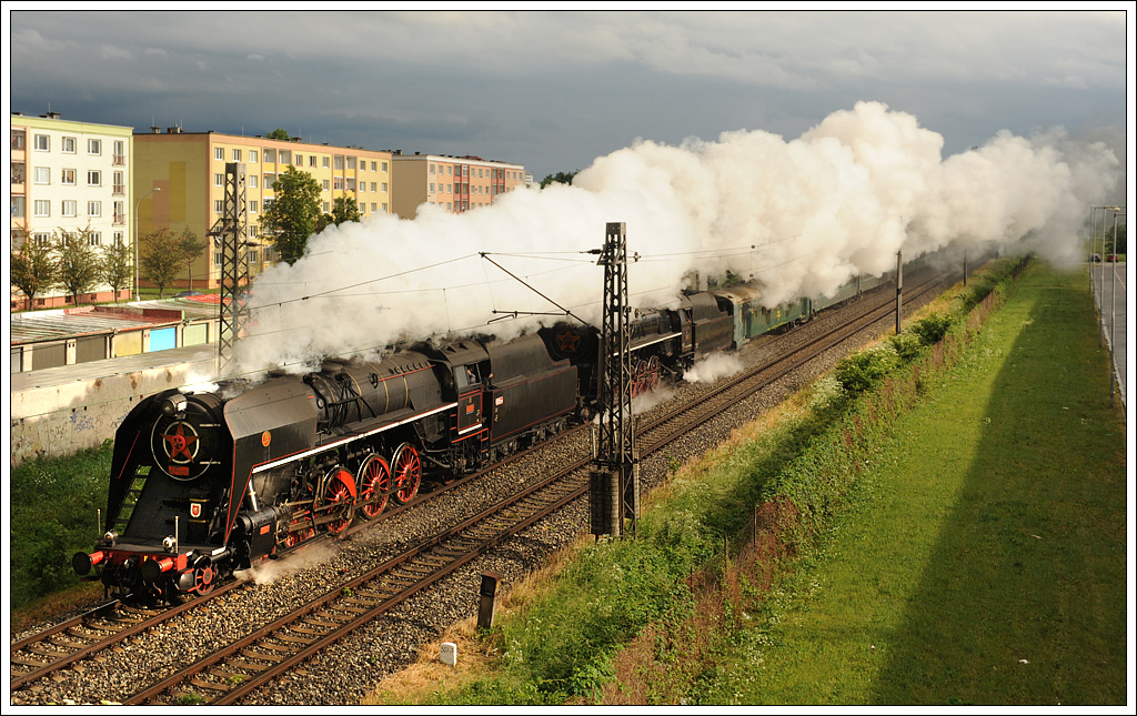In Zvolen kam dann am 1.6.2012 475 179 an die Spitze und 475 196 fungierte als Zuglok. Die Aufnahme zeigt den ab Zvolen als Os 31208 verkehrenden Sonderzug retour nach Vrtky kurz vor dem Zielbahnhof in Martin.