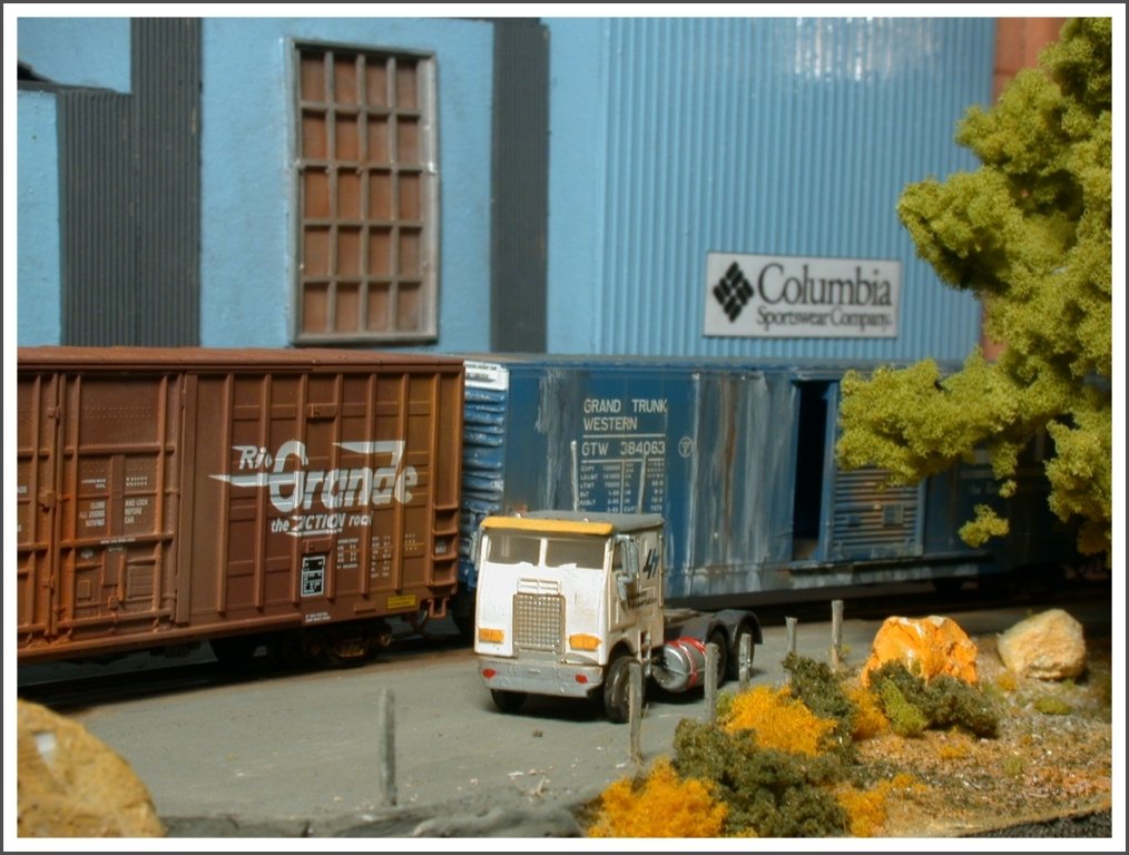 Industriegebiet mit Wagenzustellung ber die Strasse. (07.01.2010)