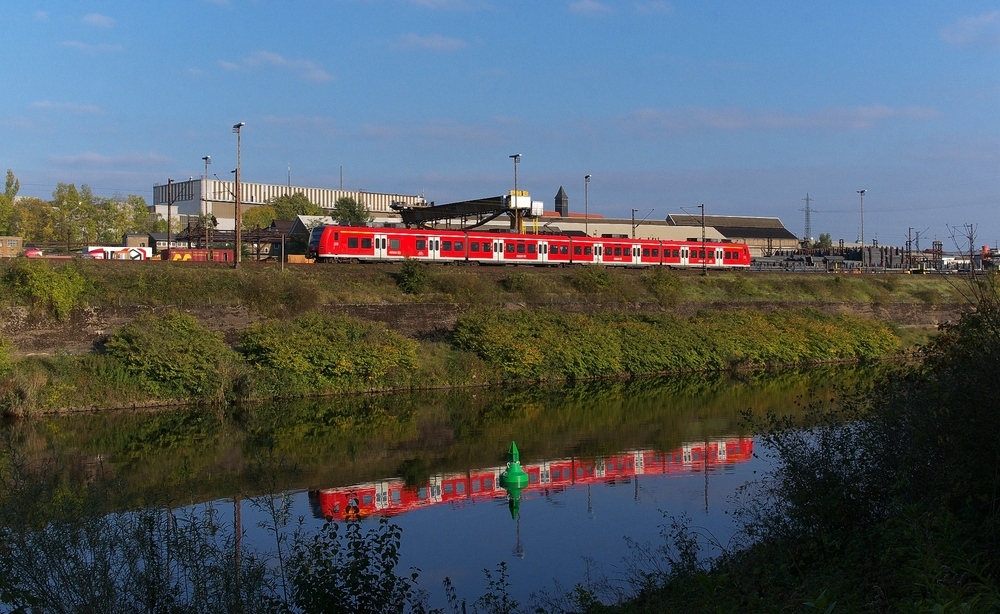 Industrielandschaft an der Saar -

Dieses Mal ein Blick Richtung Bahnhof Vlklingen.
Ein 425 hat diesen gerade verlassen und fhrt nun 3 Km an den Werksgebuden der Saarstahl AG in Richtung Bous vorbei.

Im Hintergrund ist ein Gebude mit Trmchen zu erkennen.
Dies ist das ehemalige Schlafhaus der Stahlwerke Vlklingen.
Die Arbeiter waren frher noch nicht so mobil wie heute und die Anfahrt zum Arbeitsplatz betrug aus dem Hochwald ber 50 Km und es gab noch keinen Individualverkehr. So bernachtete man im Schlafhaus und fuhr (mit der Bahn) oder ging zu Fu nur am Wochenende oder an lngeren Freischichten nach Hause. Auch im Bergbau waren die Schlafhuser bis in die 50er Jahre blich.

16.10.2011 - KBS 685