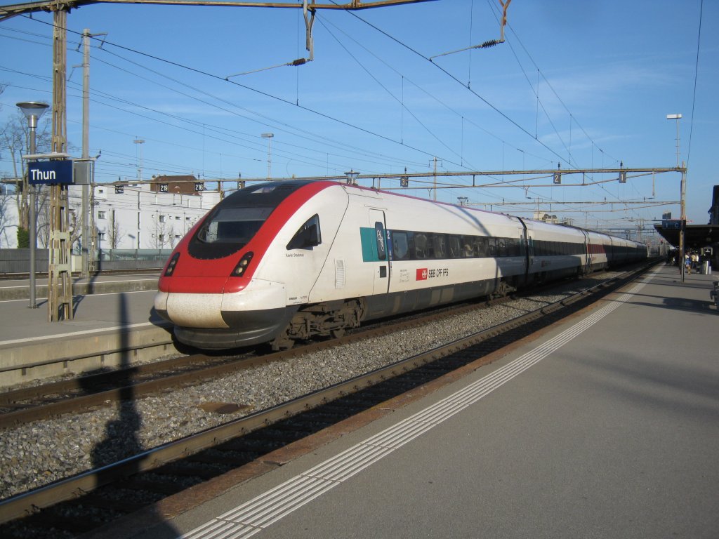 Infolge Bauarbeiten auf der Neubaustrecke Olten-Bern werden s�mtliche Z�ge via Stammstrecke umgeleitet und verkehren rund 10 Min. versp�tet. F�r den IC 810 wurde ab Bern p�nktlich ein Ersatz-/Entlastungszug eingesetzt. Als Vorl�ufer diente ein ICN, RABDe 500 025. Planm�ssig verkehren die ICN nicht auf der Linie Bern-Brig, Thun, 31.03.2012.