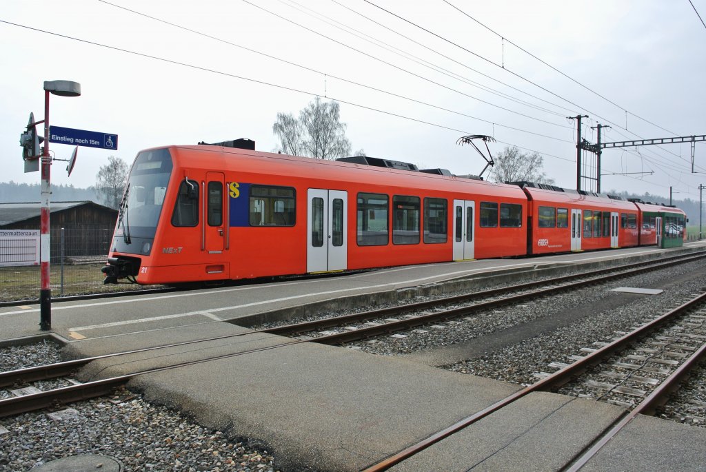 Infolge Bauarbeiten zwischen Lohn-Lterkofen und Solothurn werden die Zge in Lohn-Lterkofen gewendet. Im Bild wartet der NExT Nr. 21 auf den Bahnersatzbus, 06.04.2013.