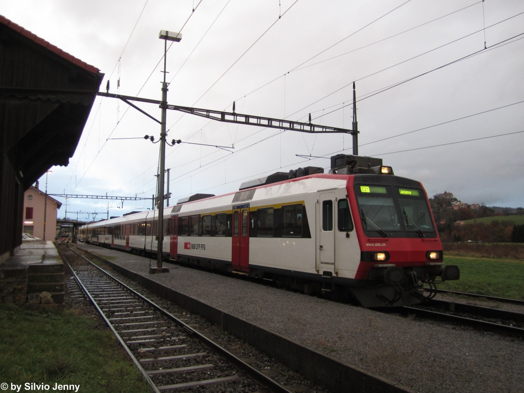 Infolge eines Erdrutschs bei Bressonnaz war die Strecke Ecublens-Rue - Moudon (S21 Lausanne - Payerne) unterbrochen. Die Zge wendeten in Ecublens-Rue und Moudon und dazwischen waren Ersatzbusse im Einsatz. Eine S21 nach Lausanne bestehend aus den ABt 50 85 39-43 811-1 und RBDe 560 236-2 (ex RBDe 560 052-3 ''Dagmarsellen'') wartet am 5.11.2012 in Ecublens-Rue auf den Bahnersatzbus.