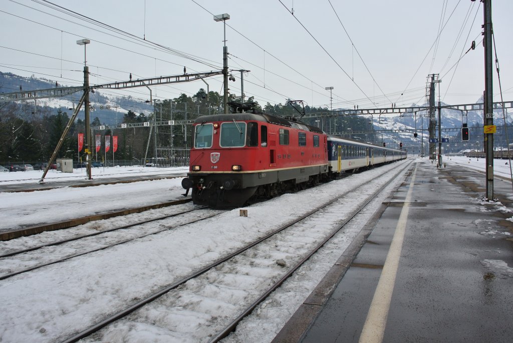 Infolge einer Lokstrung an einem Gotthard IR heute Morgen, verkehrte der Dispo Olten den ganzen Tag am Gotthard. Im Bild ist er bei Einfahrt als IR 2178 in Arth-Goldau. Seit letztem Fahrplanwechsel besteht der Dispo Olten aus NPZ Wagen, wobei aktuell der Steuerwagen durch eine 2. Re 4/4 II ersetzt ist. An der Spitze ist die Re 4/4 II 11200, 7 Wagen spter die Re 4/4 II 11115, 14.12.2012.