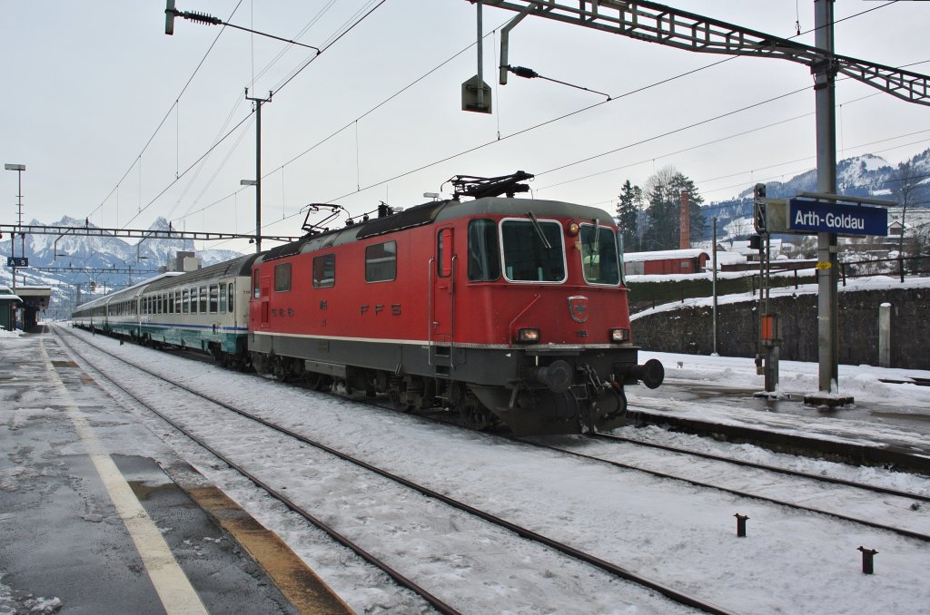 Infolge Schneefall in Italien hat der EC 114 rund 70 Min. Versptung. Im Bild ist er mit der Re 4/4 II 11195 bei Ausfahrt in Arth-Goldau. Wegen der Versptung muss der Zug anstelle via Zug-Thalwil ber Rotkreuz-Freiamt-Heitersberg umgeleitet werden, 14.12.2012.