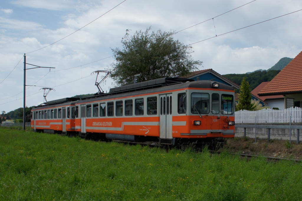 Infolge einer Streckensperrung zwischen Wiedlisbach und Attiswil kam am 18.7.12 ein alter Pendelzug bestehend aus dem Be 4/4 104 und dem Be 4/4 103 zum Einsatz. Hier erreicht der Zug Niederbipp.