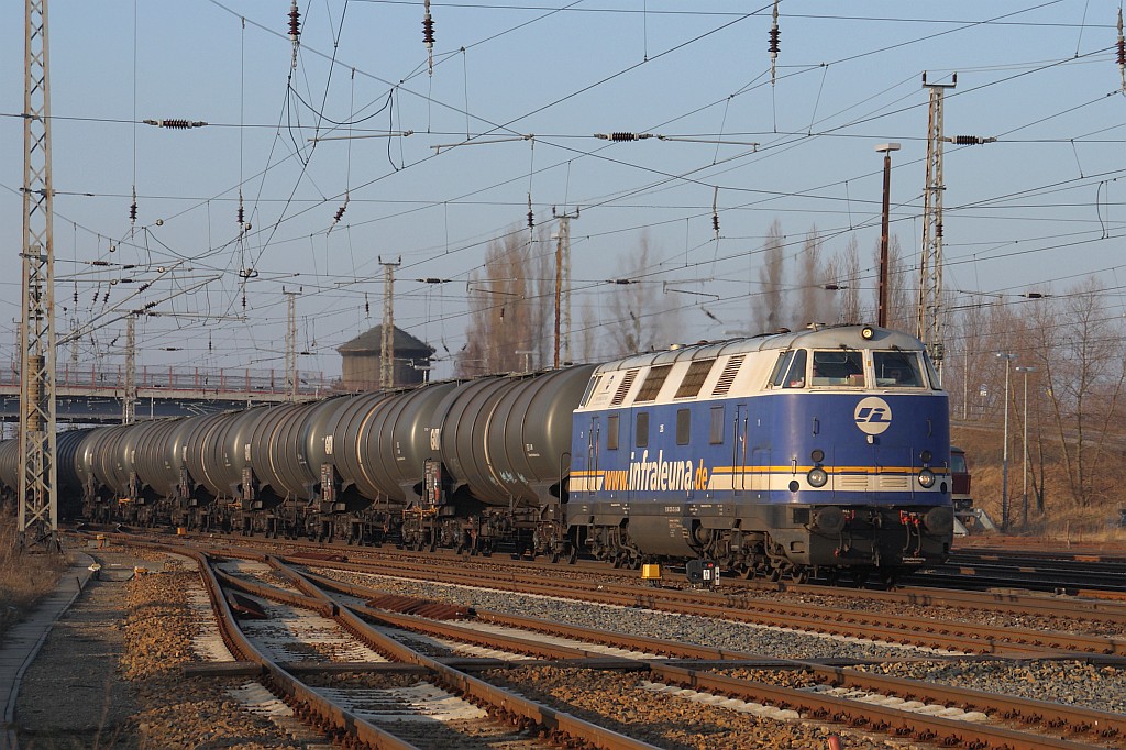 InfraLeuna 205 kommt am 28.01.2011 mit einem Kesselwagenzug durch Angerm�nde gefahren