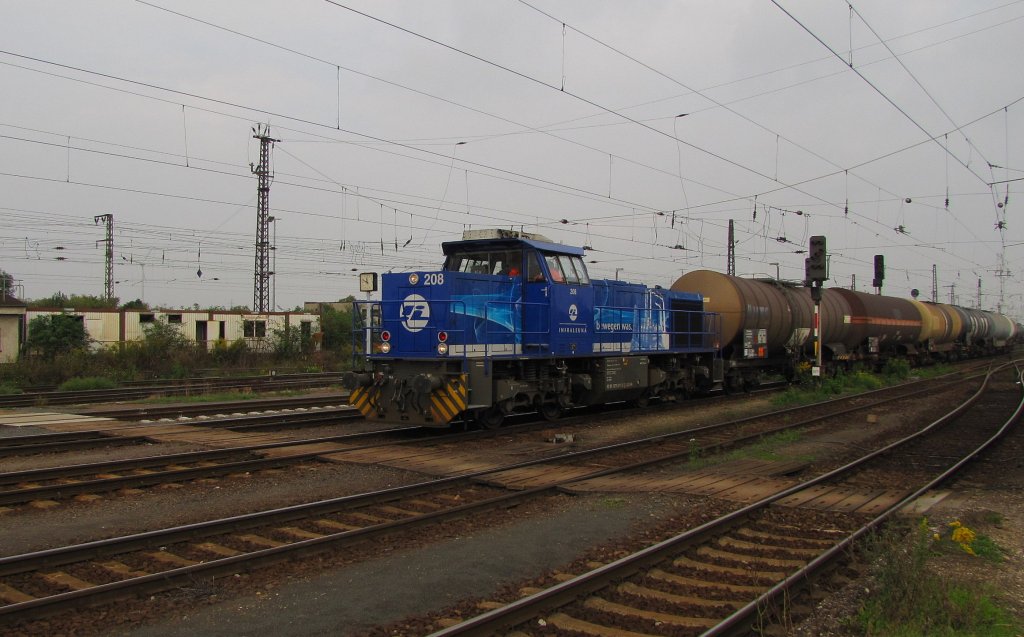 INFRALEUNA 208 (275 011-5 D-LEUNA) fhrt mit einem Kesselwagenzug aus den Leuna Werken in den Rbf Grokorbetha; 10.09.2010

