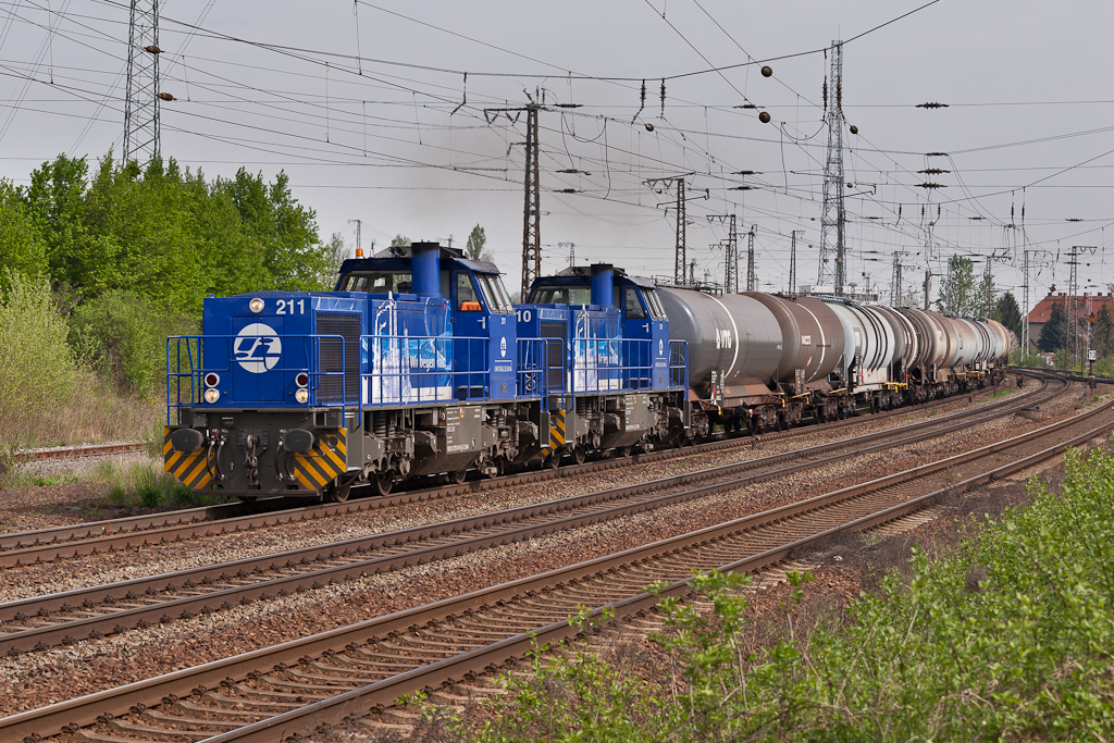 InfraLeuna 211 (275 014-9) und 210 (275 013-1) kommen mit einem Kesselwagenzug aus Grokorbetha am 30.04.2012.
