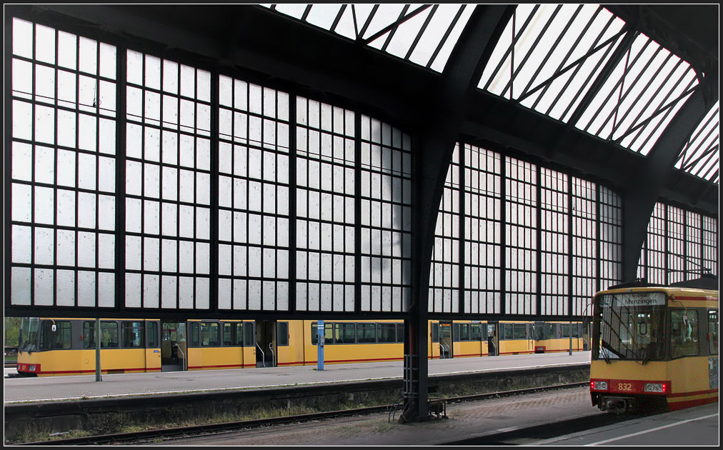 Innen und Außen -

Eine große seitliche Glaswand trennt am Hauptbahnhof Karlsruhe die Gleise innerhalb der Halle von weiteren Gleisen außerhalb ab. 

23.04.2009 (M)