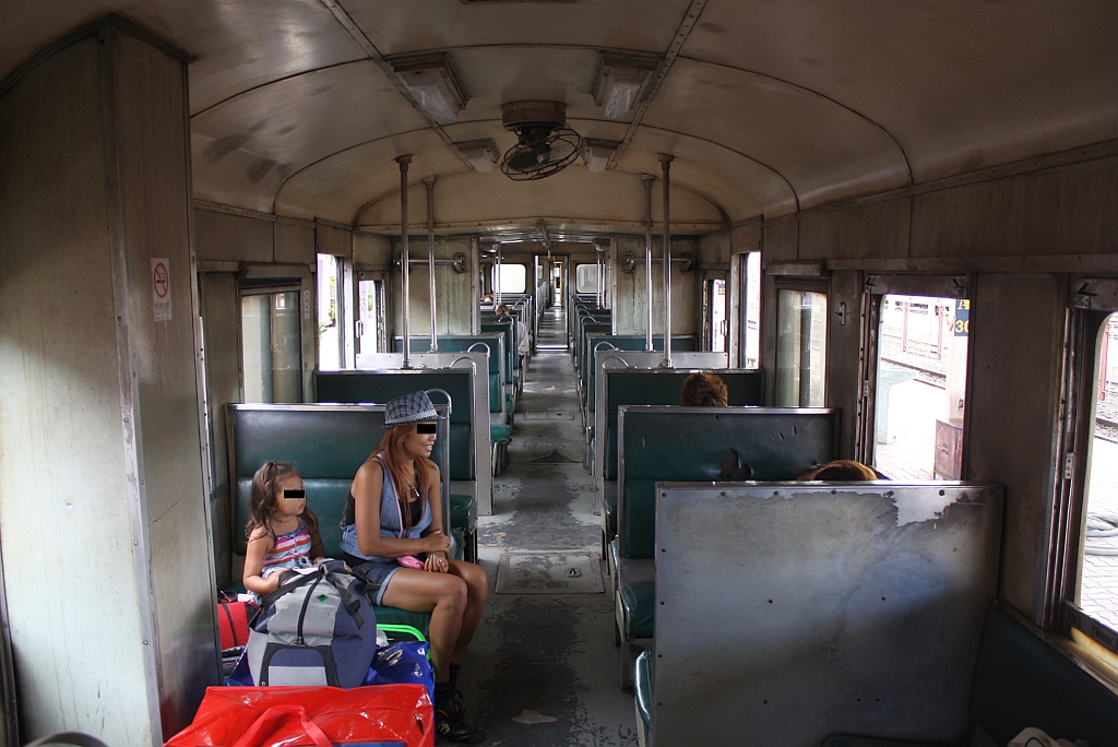 Innenansicht des กซข.1017 (กซข. = BPD/Bogie Power Diesel Railcar With Driving Cab, Hitachi, Bauj. 1967) am 16.Juni 2011 im Bf.Nakhon Ratchasima.