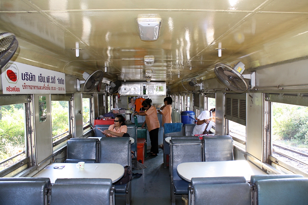Innenansicht des บกข.1013 (บกข. =BRC./Bogie Buffet Carriage, Bogie Restaurant Car), aufgenommen am 06.Jänner 2011 während des Haltes des EXP 52 im Bf. Tha Chomphu.
