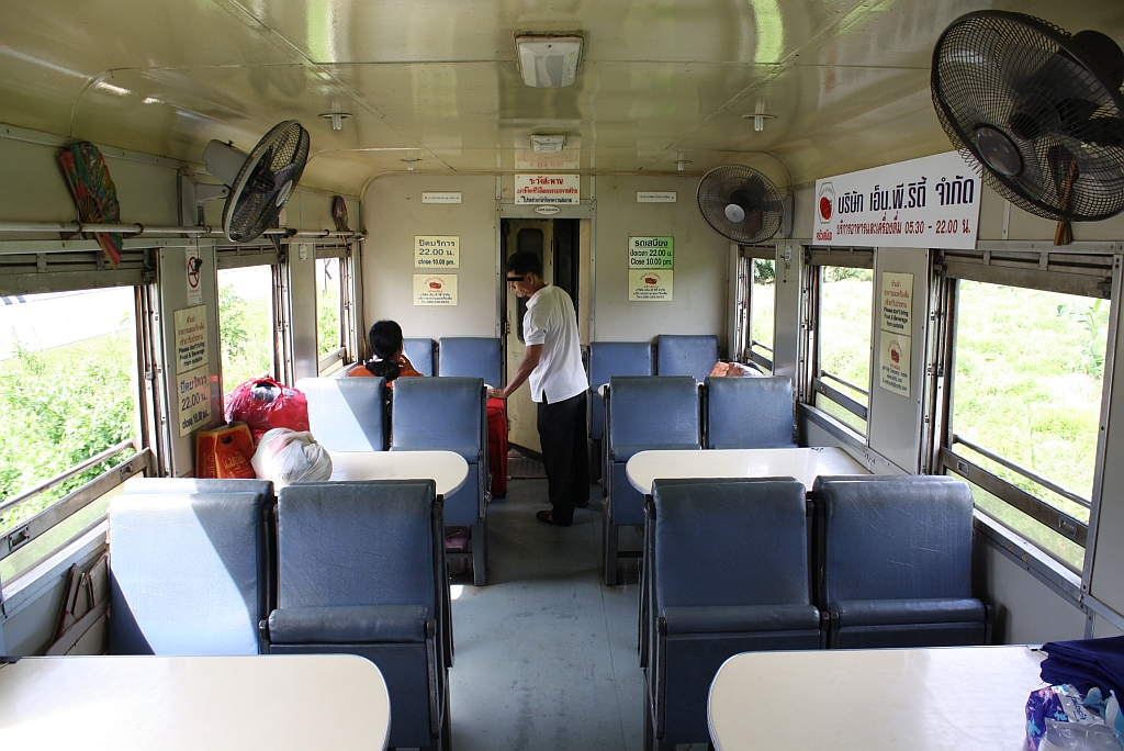 Innenansicht des บกข.1071 (บกข. = BRC./Bogie Buffet Carriage, Bogie Restaurant Car), aufgenommen am 26.Oktober 2010 während der Fahrt mit dem EXP 85 zwischen Thung Song Junction und Khao Chum Thong Junction.

