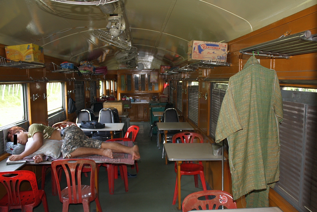 Innenansicht des บกข.12 (บกข. = BRC./Bogie Buffet Carriage, Bogie Restaurant Car)
Daß das Personal eine Rast hält ist nicht verwunderlich, wenn man bedenkt, daß es schon seit 16 Stunden am Zug ist und noch weitere 17 Stunden vor sich hat. 
Aufgenommen am 25.Oktober 2010 während der Fahrt mit dem RAP 167 zwischen Trang und Kantang.