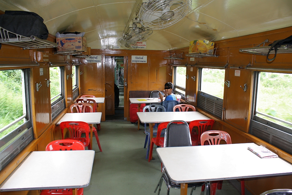 Innenansicht des บกข.12 (บกข. = BRC./Bogie Buffet Carriage, Bogie Restaurant Car). Aufgenommen am 25.Oktober 2010 während der Fahrt mit dem RAP 168 zwischen Kantang und Trang.