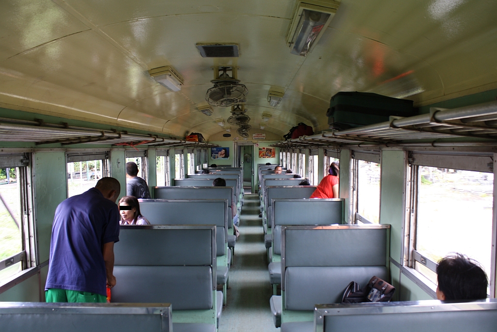 Innenansicht des บชส.1142 (บชส. =BTC./Bogie Third Class Carriage), aufgenommen am 25.August 2011 im RAP 167 zwischen den Bf. Huai Yot und Trang.