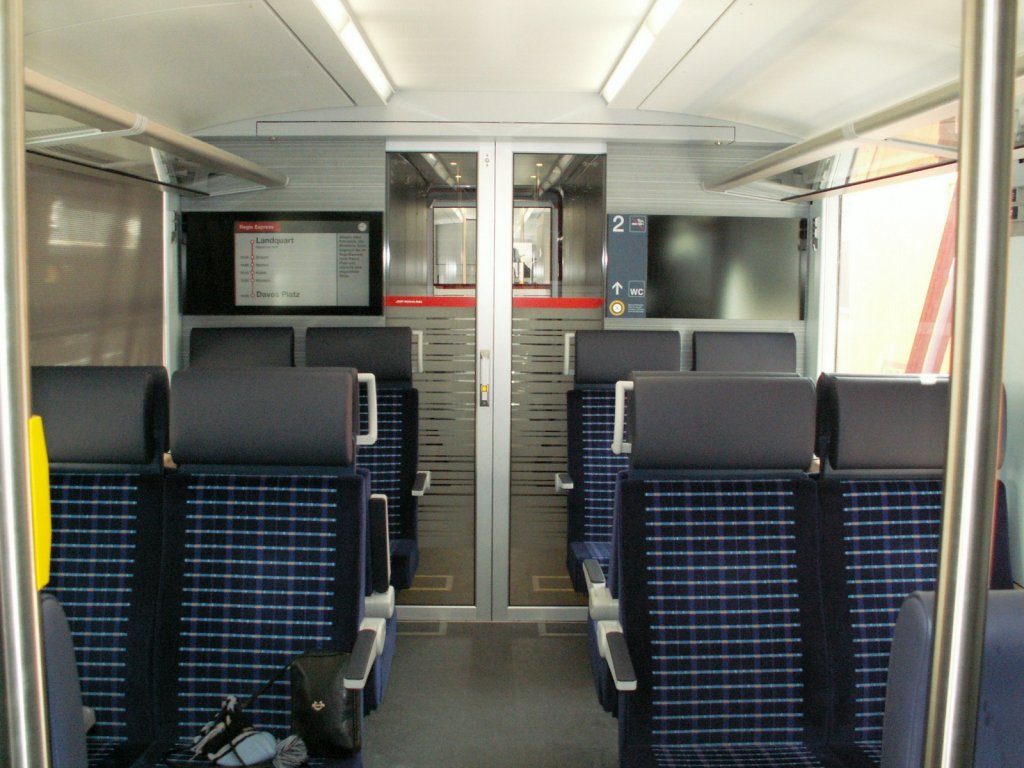 Innenansicht des ABe 8/12 Triebzuges Nr.3502  Allegra 
als fahrplanmssiger RE nach Davos-Platz.
Am 1. Mai findet in Landquart die Namenstaufe der ersten vier  ALLEGRA Triebzge statt.Landquart 06.04.10