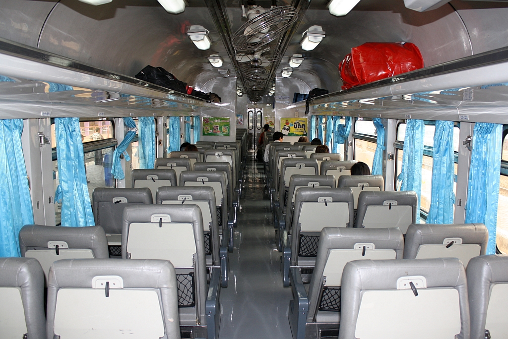 Innenansicht des APD.20 2513, aufgenommen 15.Juni 2011 in der Nakhon Ratchasima Station.