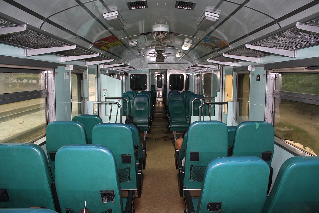 Innenansicht des ATC 2102 (1A'2', Tokyu Car Corp., Bauj. 1985) whrend der Wendepause von Excursionstrain 911 auf 912 am 03.Juni 2012 im Bf. Hua Hin.