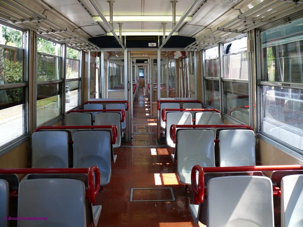 Innenansicht des Elektrotriebwagens ETR042 der Circumvesuviana (CV).

2010-08-26 Sorrento (Sorrent)