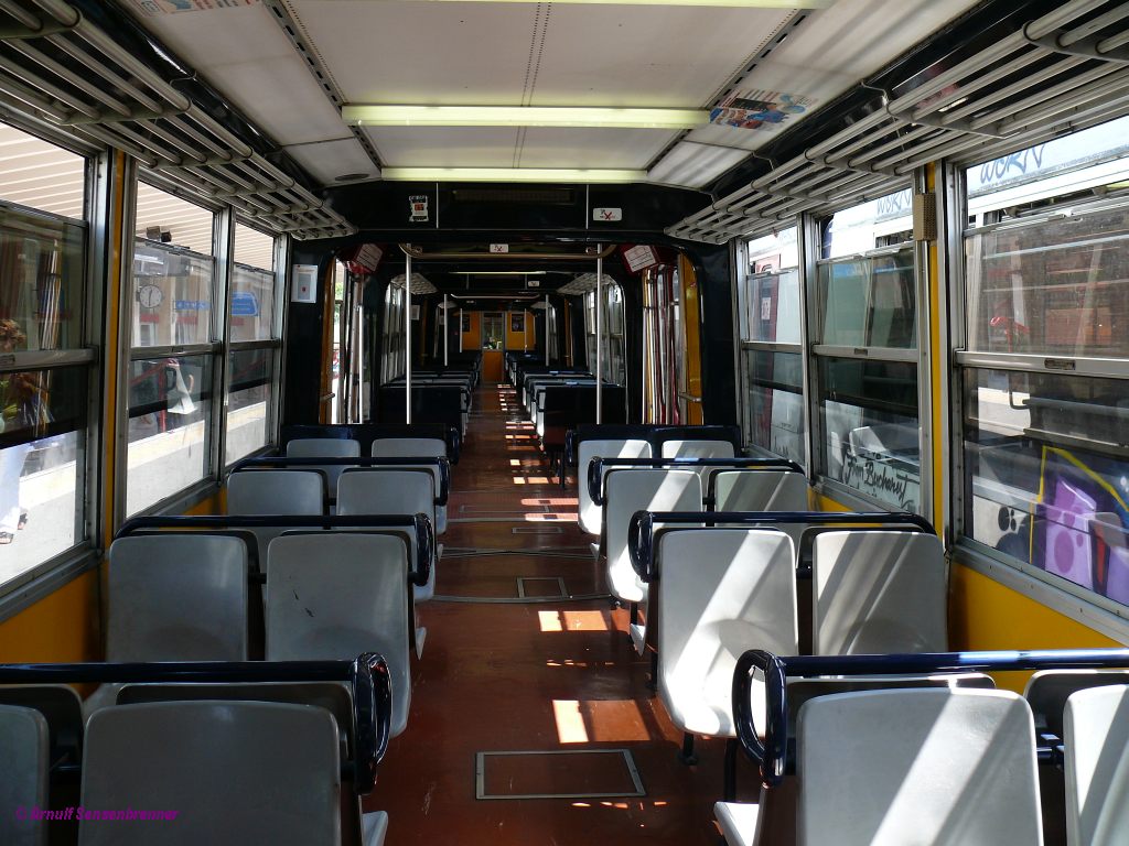 Innenansicht des Elektrotriebwagens ETR051 der Circumvesuviana (CV).

2010-08-26 Sorrento (Sorrent)