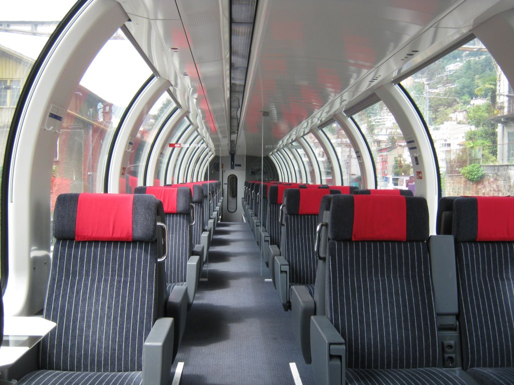 Innenansicht des ersten revidierten Apm Panoramawagen, 61 85 19-90 110-1, in Locarno, 02.06.2011.