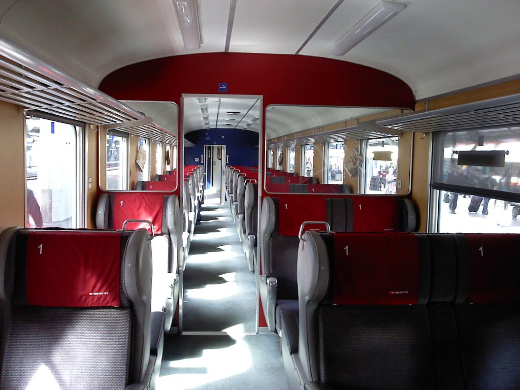 Innenansicht des EW I A, 50 85 18-33 509, dieser Wagen wurde prov. mit den neuen Kopftchern ausgestattet, 05.04.2011. (Handyfoto)
