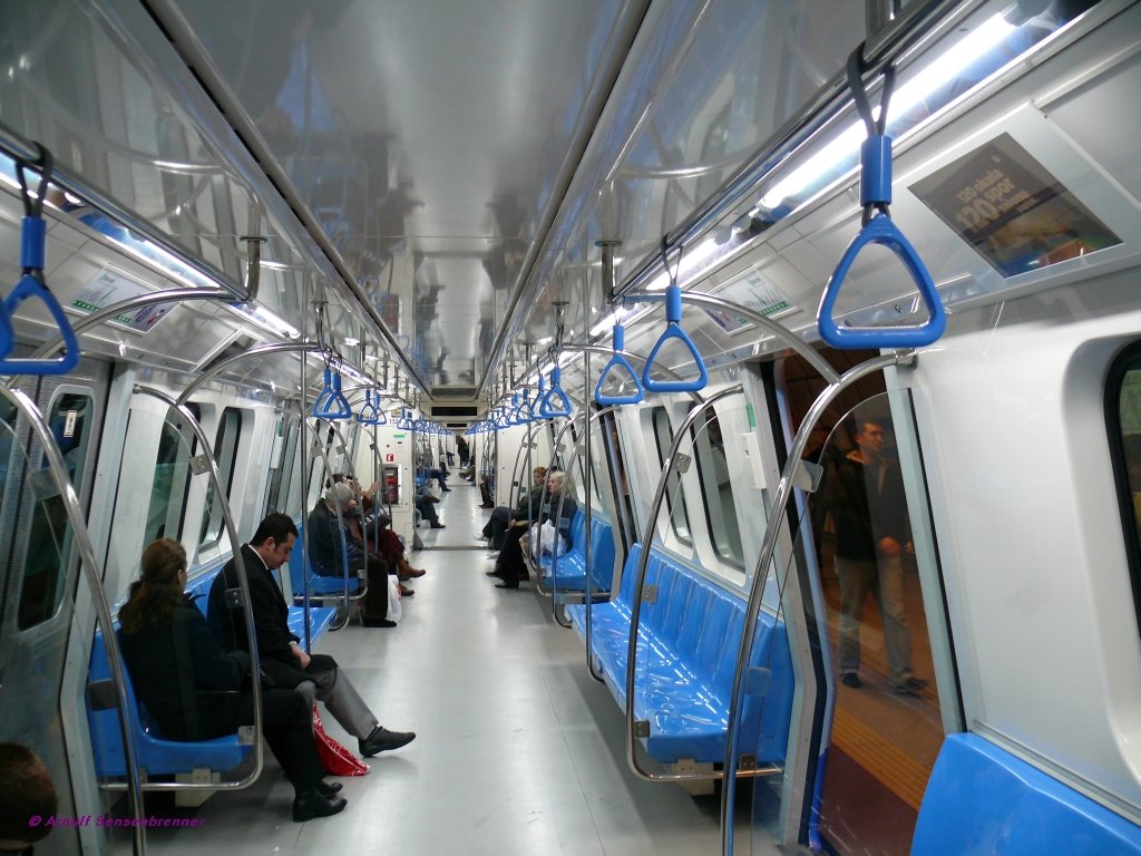 Innenansicht des Metro-Wagens 1521 (Hyundai2008).
Die neuen Hyundai-Z�ge sind durchg�ngig begehbar.
13.04.2009