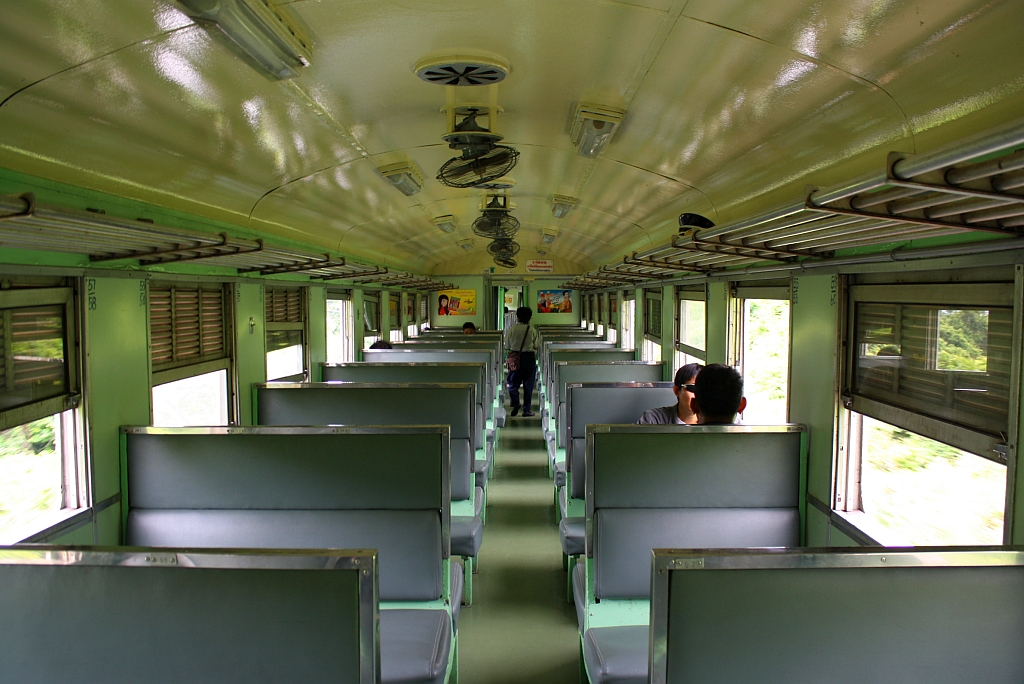 Innenansicht des nicht klimatisierten 3. Klassewagen บชส.1094 (บชส.=Bogie Third Class Carriage), eingreiht im RAP 135 (Bangkok - Ubon Ratchathani). Aufgenommen am 23.August 2010 während der Fahrt zwischen Pha Sadet und Hin Lap.