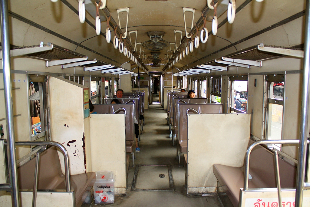 Innenansicht des NKF 1205 (1A' 2', dh, Nippon Sharyo, Bj.1985), aufgenommen am 27.März 2010 während der Fahrt von Wongwian Yai nach Mahachai.