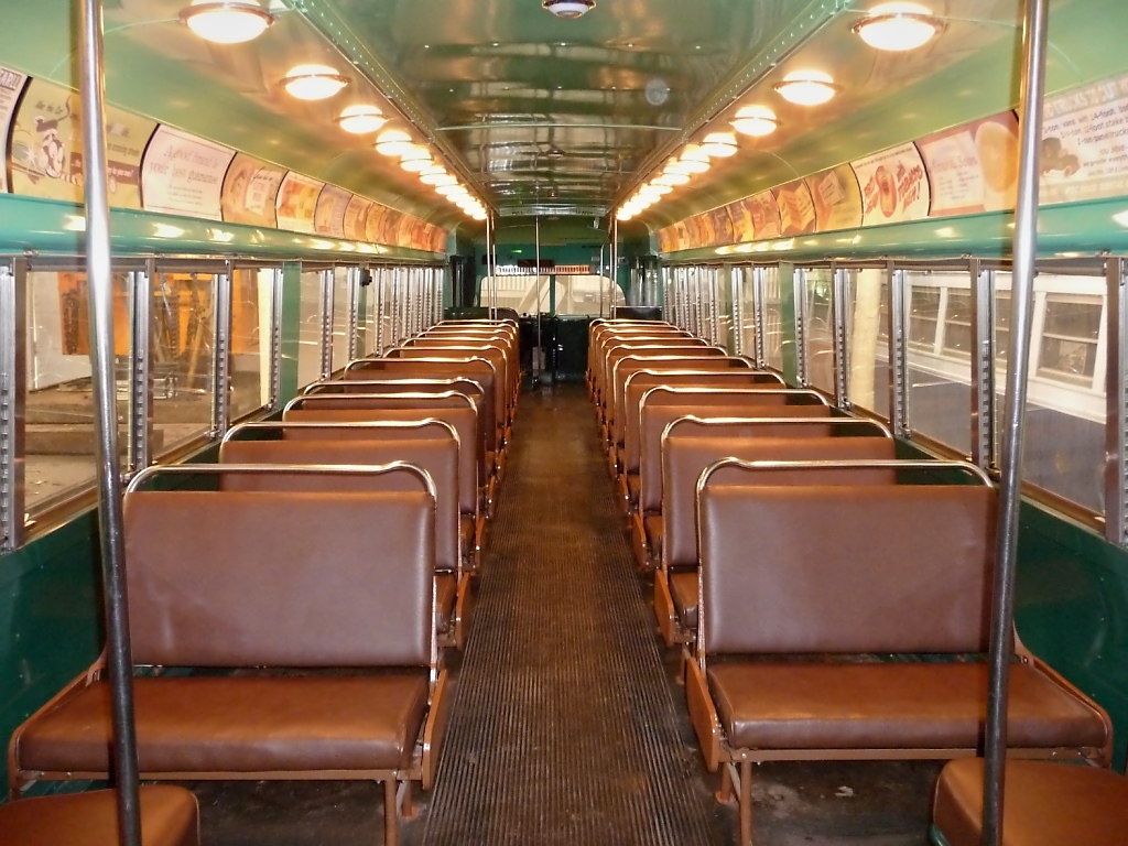 Innenansicht des Philadelphia Suburban Transportation Company #14, Baujahr 1949, im Pennsylvania Trolley Museum (Washington, PA, 8.6.09)