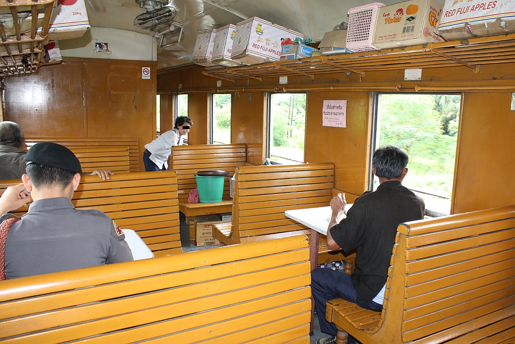 Innenansicht des im RAP 135 eingereihten Speiseswagen am 23.August 2010. Bei diesem Speisewagen handelt es sich um einen ehemaligen 3.Kl Sitzwagen, bei dem einfach 3 Sitzreihen ausgebaut wurden, und an deren Stelle sich nun ein Küchenabteil befindet. Die Tische werden mittels einfacher Blechbügel am Fensterrahmen eingehängt und stützen sich mit einen klappbaren Bein am Boden ab.