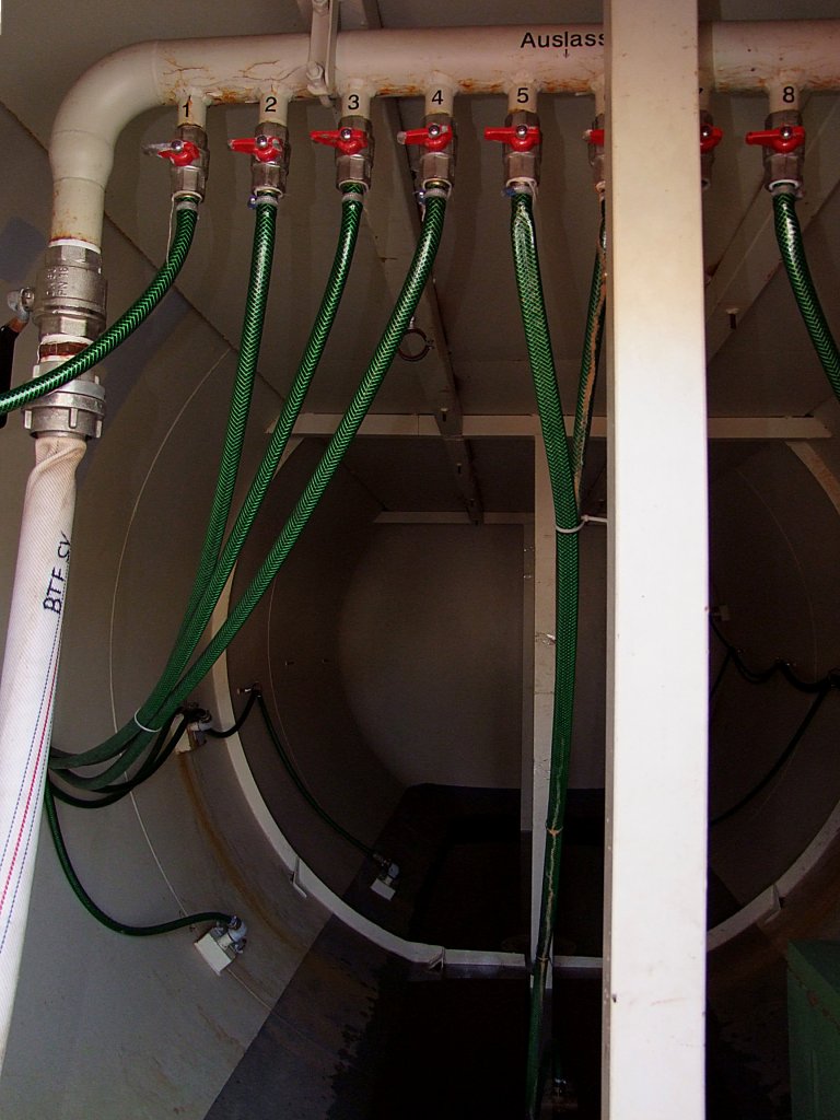 Innenansicht des Schulungswagen 40819462400-8 mit Feuerwehranschlukupplung incl. Ringleitung fr ca. 3000ltr. Wasser, sowie den Handabsperrventilen zu den jeweiligen Bebungs-Leckffnungen; 110702
