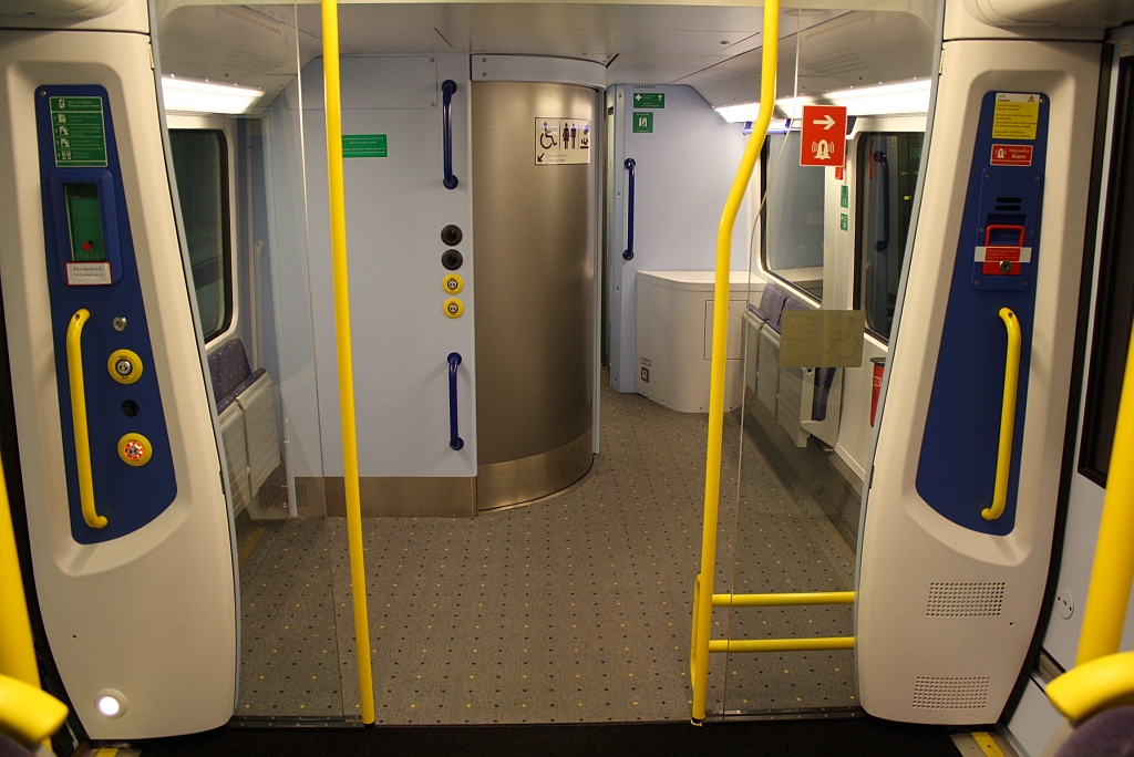 Innenansicht des SRTET 1013 der Express Line am 10.Juni 2011, aufgenommen am Suvarnabhumi Airport. 
