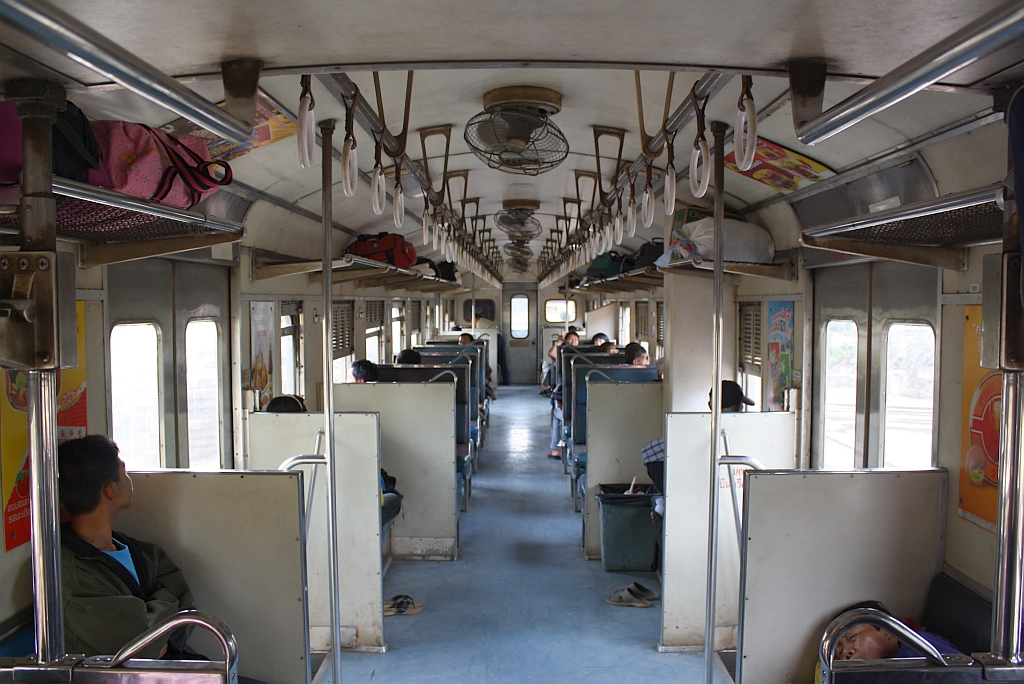 Innenansicht des THN 1132, aufgenommen kurz nach der Ausfahrt aus dem Bf. Mae Mo am 08.Jänner 2011.