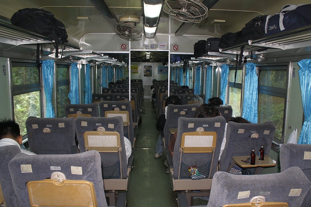 Innenansicht eines 2. Klassewagen mit Aircondition beim EXP 51 am 09.Jän.2010. Die Sitze werden am Ausgangsbahnhof in Fahrtrichtung gedreht und der Sitzabstand bietet eine Beinfreiheit welche manche Airlines nicht einmal in der Business Class haben.