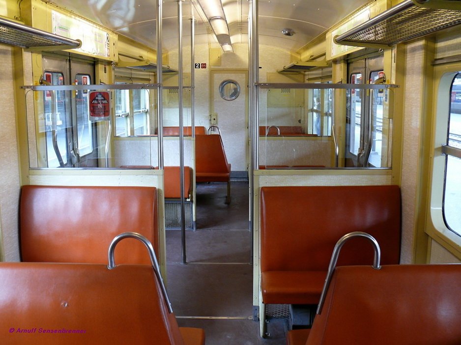 Innenansicht eines der betagten Inox-Triebzge (SNCF Z5329) im Pariser Vorortverkehr.
Sie strahlen den vergangenen Charme der 1960/70er aus. Die regelmigen Nutzer werden sich aber ber eine Ablsung durch zeitgemere und bequemere Fahrzeuge freuen.
Paris Gare-de-Lyon 05.05.09