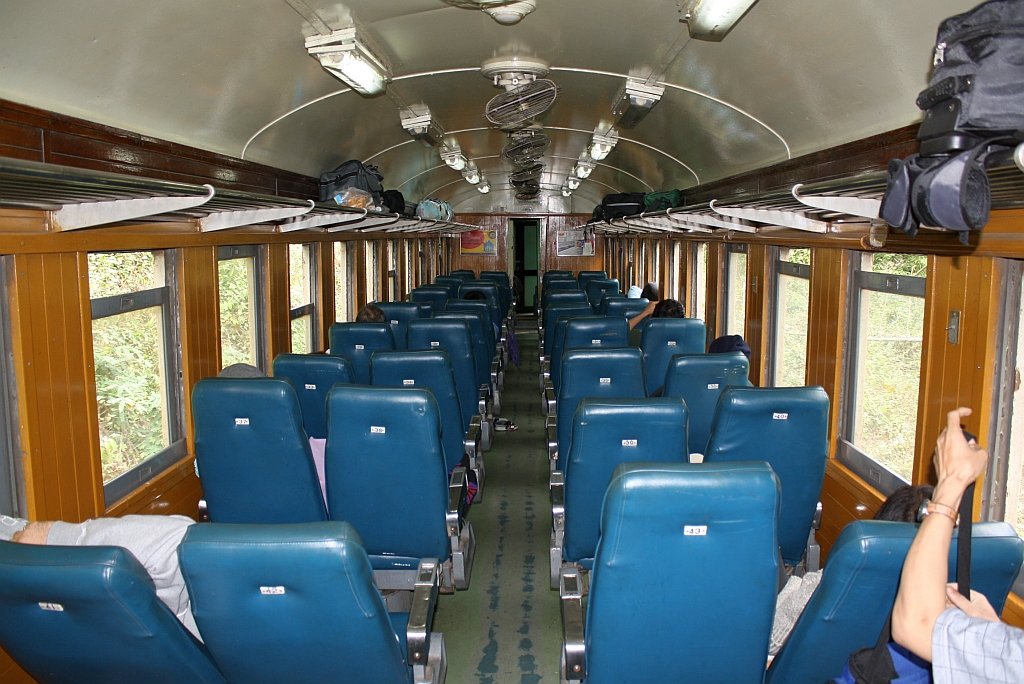 Innenansicht eines nicht klimatisierten 2. Klassewagen beim EXP 51 am 09.Jän.2010. Die Sitze werden am Ausgangsbahnhof in Fahrtrichtung gedreht und der Sitzabstand bietet eine Beinfreiheit welche manche Airlines nicht einmal in der Business Class haben.