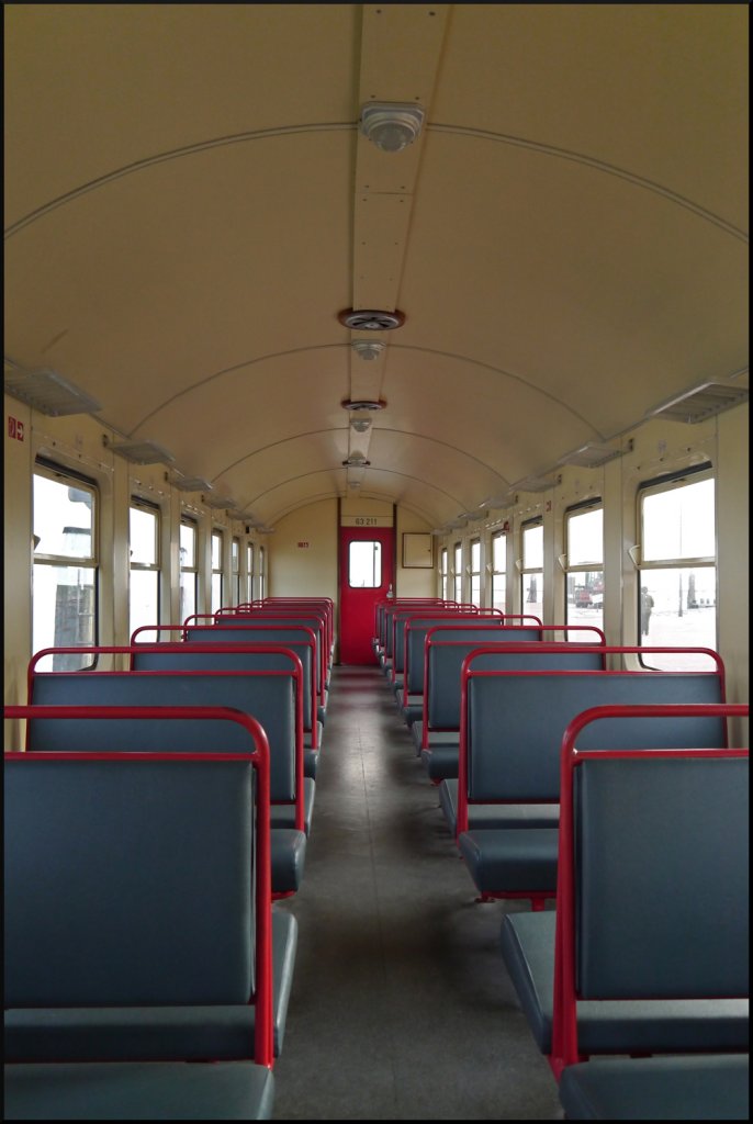 Innenansicht eines Personenwagens (63 211) der Wangerooger Inselbahn. er wurde am 04.06.1993 per Schiff auf die Insel transportiert und f�hrt seit dem fast t�glich auf der sch�nen Strecke durch das Watt. (28.08.2012)