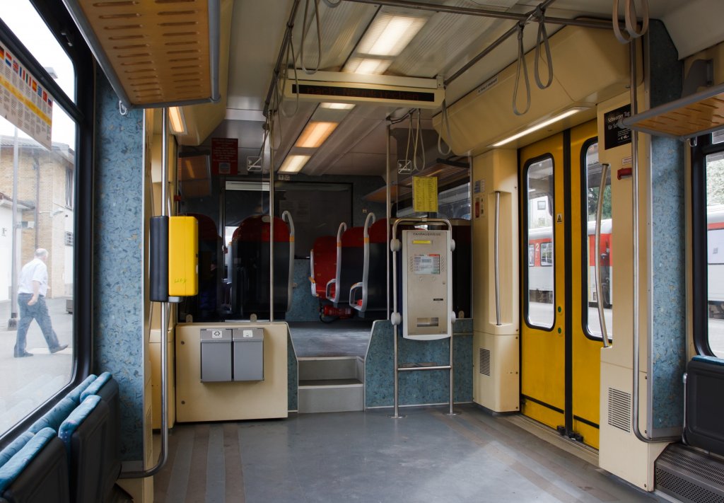 Innenansicht eines Stadler GTW 2/6 der Hellertalbahn am 11.04.2011.
