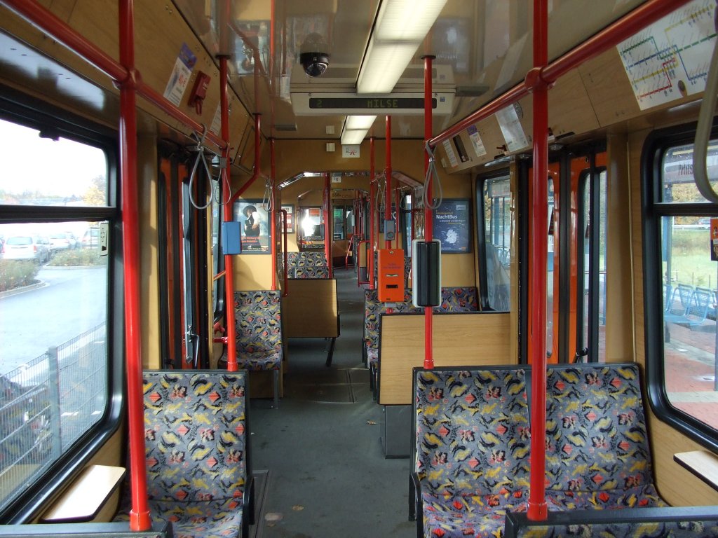 Innenansicht von moBiel StadtBahn-Wagen 552.
Aufgenommen am 03.11.2010 in Milse.