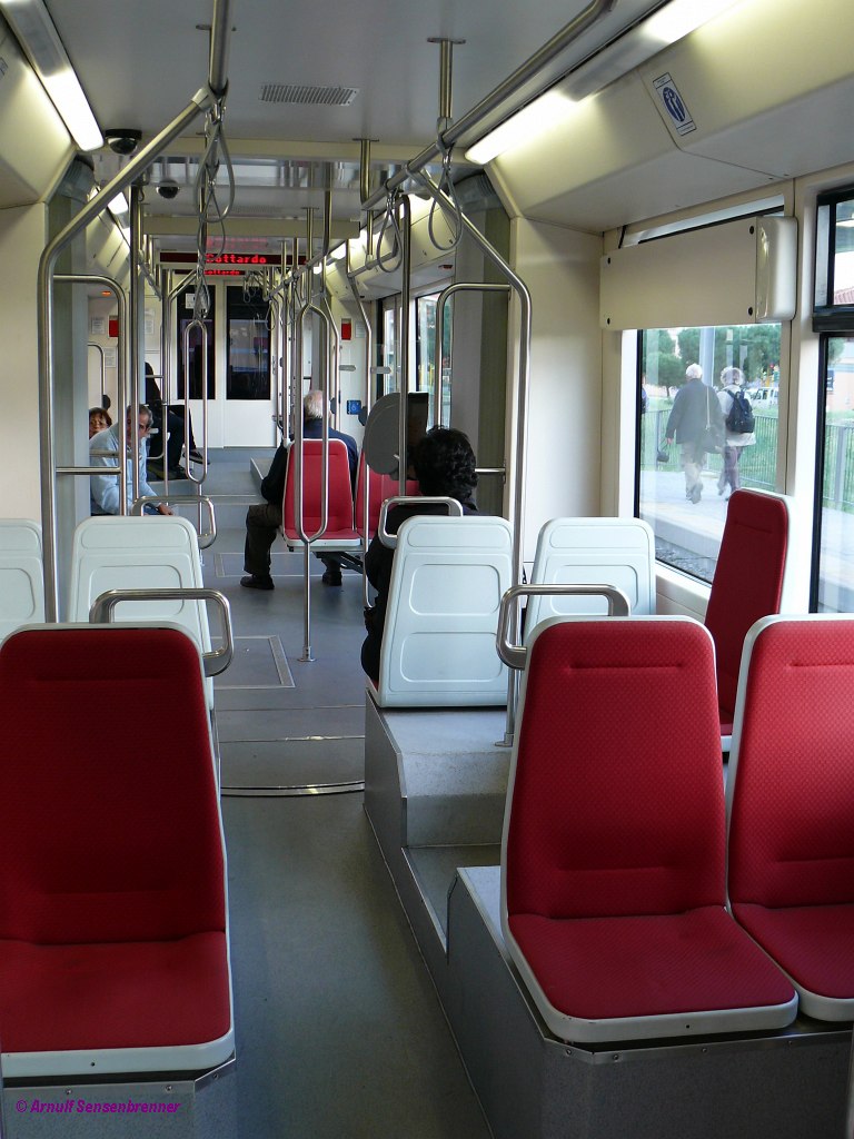 Innenansicht der Straenbahn CA09 der FdS in Cagliari vom Typ 
Tramcar 06T von koda. 
Metrocagliari (oder auch Metrotranvia di Cagliari) lautet der offizielle Namen der seit 2008 erffneten neuen Straenbahn in Cagliari.
Sie wurde unter Mitnutzung einer vorher bestehenden Strecke der sardischen Schmalspurbahn Ferrovie della Sardegna (FdS) errichtet. Sie wird von der FdS betrieben und hat 
auch deren Spurweite von 950 mm. Eingesetzt werden Gelenkstraenbahnen des Typs 06T von koda. 

2009-10-23 Cagliari