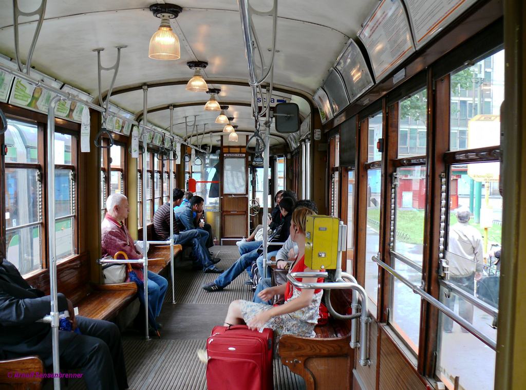 Innenansicht Tram 1860(Typ Peter-Witt). Seit 1928 stehen die Trambahnen der Reihe 1500 im Einsatz und pr�gen das Stadtblild von Mailand mit. Dieser Stra�enbahntyp ist auch als Peter-Witt-Wagen bekannt. Milano 2008-06-15
