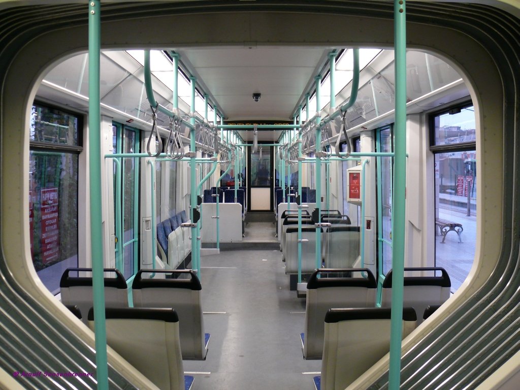 Innenansicht Tram Serie 700. 
Istanbul hat 55 dieser BOMBARDIER FLEXITY Swift Niederflur-Stadtbahnen (Baujahr 2002 - 2004).