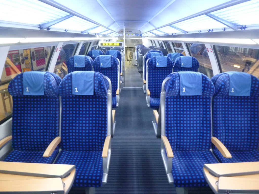 Inneneinrichtung eines neuen Dostos in Frankfurt Hbf. RE nach Limburg. 7.2.11 