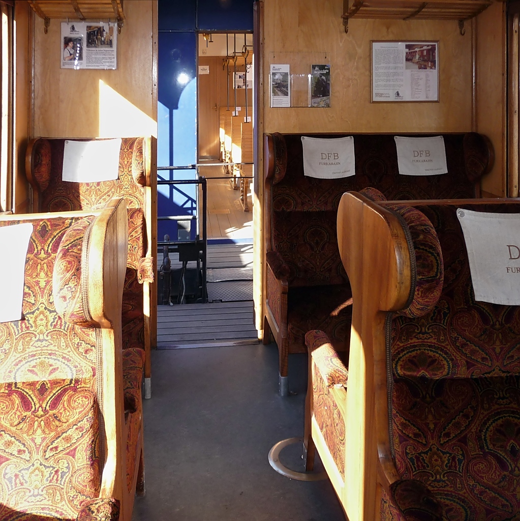 Innenraum der ersten Klasse des sogenannten  zweiten Aargauerwagens , der 1927 von der Brnigbahn als BC4 Nr. 453 beschafft wurde. 1995 wurde er von der DFB gekauft und bis 2000 aufwendig restauriert.