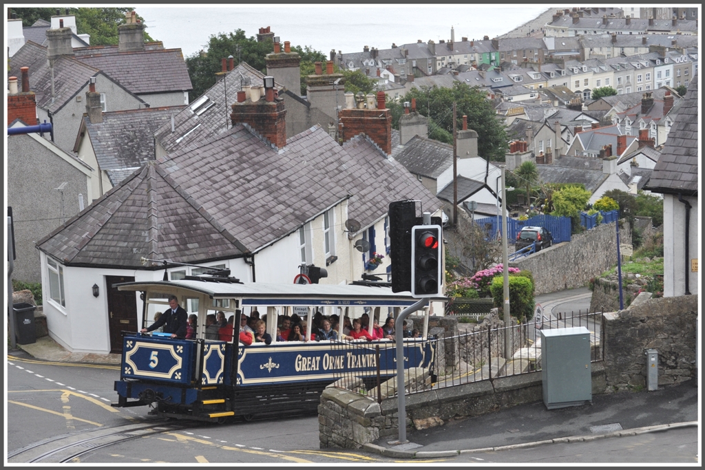 Innert krzester Zeit erklimmt die Great Orme Tramway den gleichnamigen Hgel ber dem Seebad Llandudno. (13.08.2011)