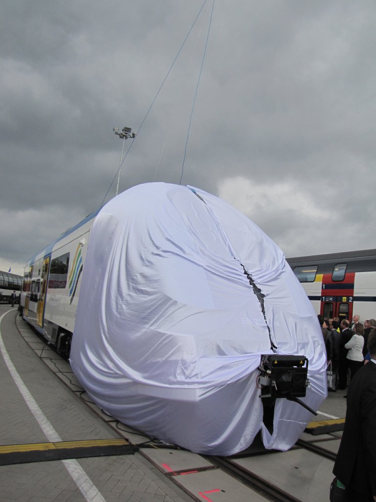 Innotrans 2010 Weltprimre des polnischen Triebwagens Elf;EN 76 der Firma Pesa;leider wusste ich nicht recht wohin mit dem Bild!aufgenommen am 21.09.2010